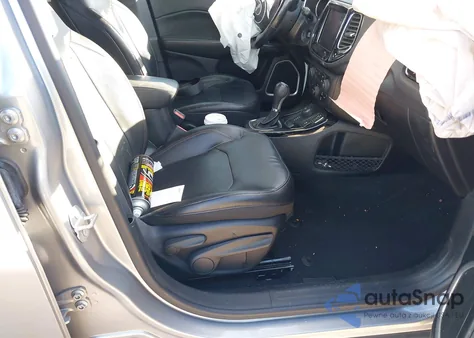 2018 Jeep Compass Limited 4X4 z USA, uszkodzony, nr VIN 3C4NJDCB8JT246385